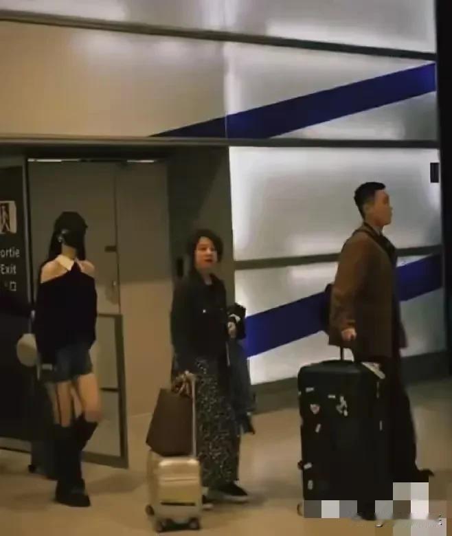 这居然是杨紫，
太瘦太高了吧！
没想到生活中的她这样美，
比电视上还要高瘦许多，