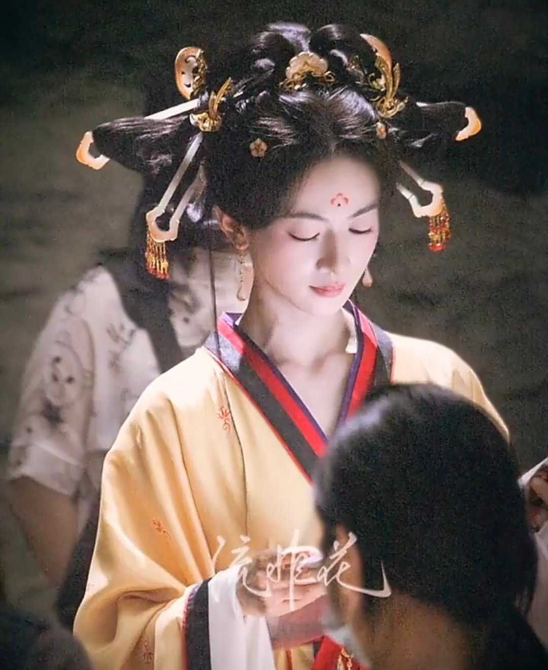 吴谨言剧集凤不栖吴谨言秦长歌新造型路透吴谨言得天独厚的小脸完美拿捏重工夸张头饰，