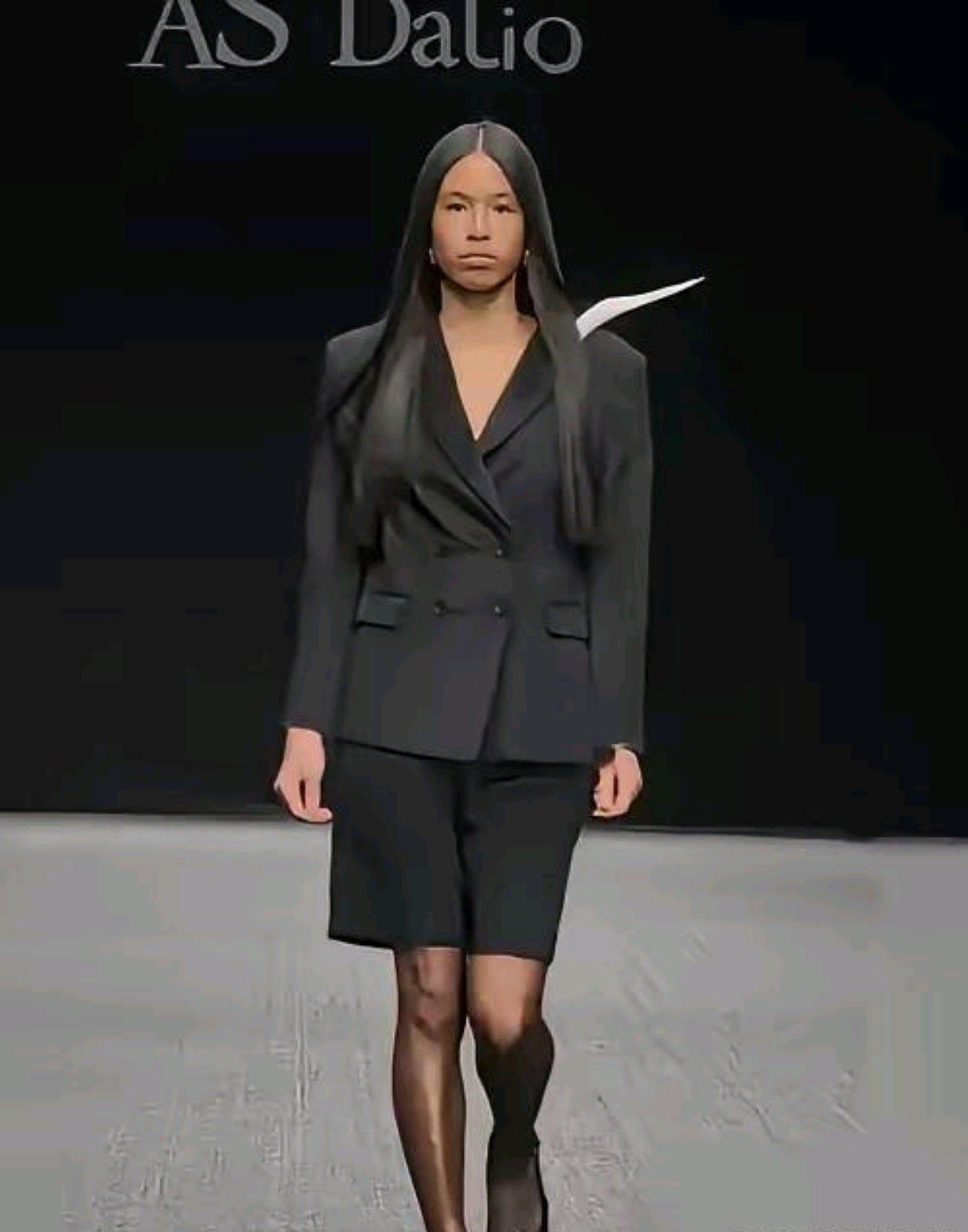 这是张婷的女儿，这分明是一张行走的人民币，当年全网哎哟她丑，说她完美地忘记了爸妈