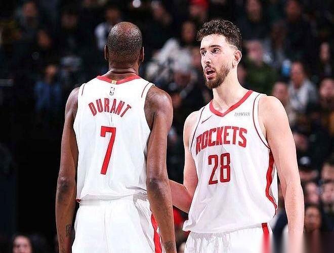 教练办公室的灯还亮着，战术板上就两个名字，马刺，雷霆。
最后一轮，拼了马刺，就能