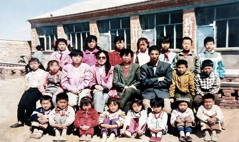 每个80后，应该都有一张这样的照片吧。
80后的记忆 80后的青春照