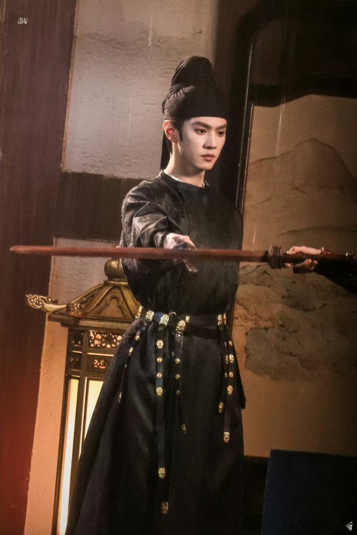 陈哲远英寡人设从受人牵制的少年，到独掌乾坤的君主，英寡完整的蜕变线十分动人，很想
