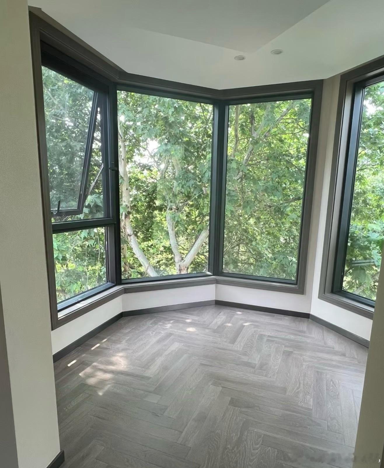 这个角落适合放点啥儿呢？？ 