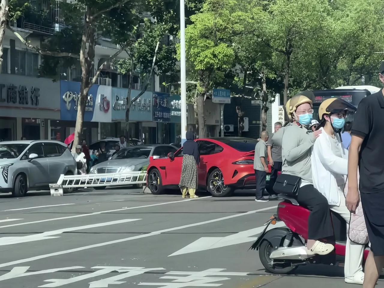 这司机反应还算是很快的，刚接触到护栏，就刹停了！ ​​​