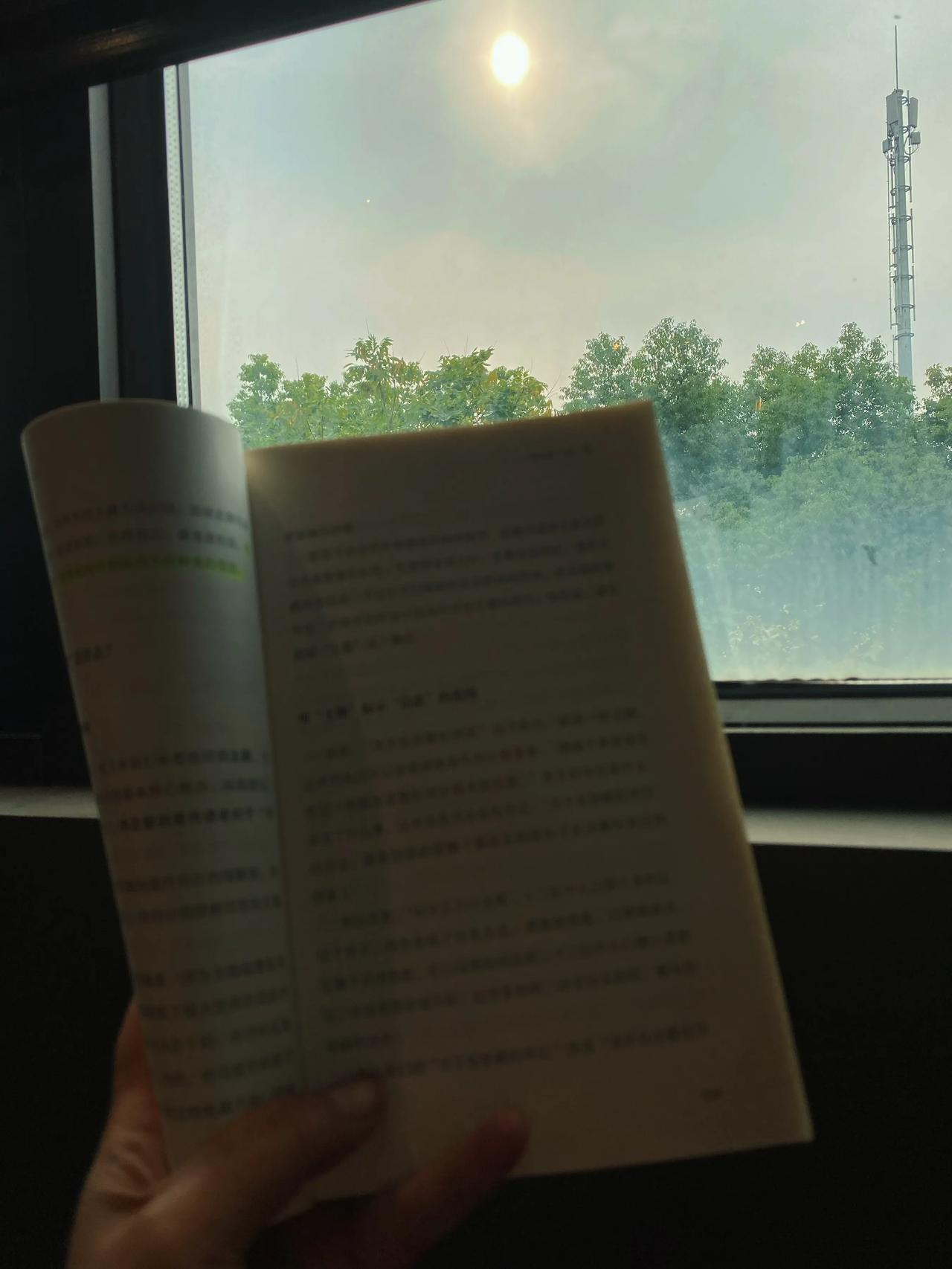 嗯，最近一直在写的路上，每天都写许多文字，今天早上当我如往常一样坐在咖啡馆里那个