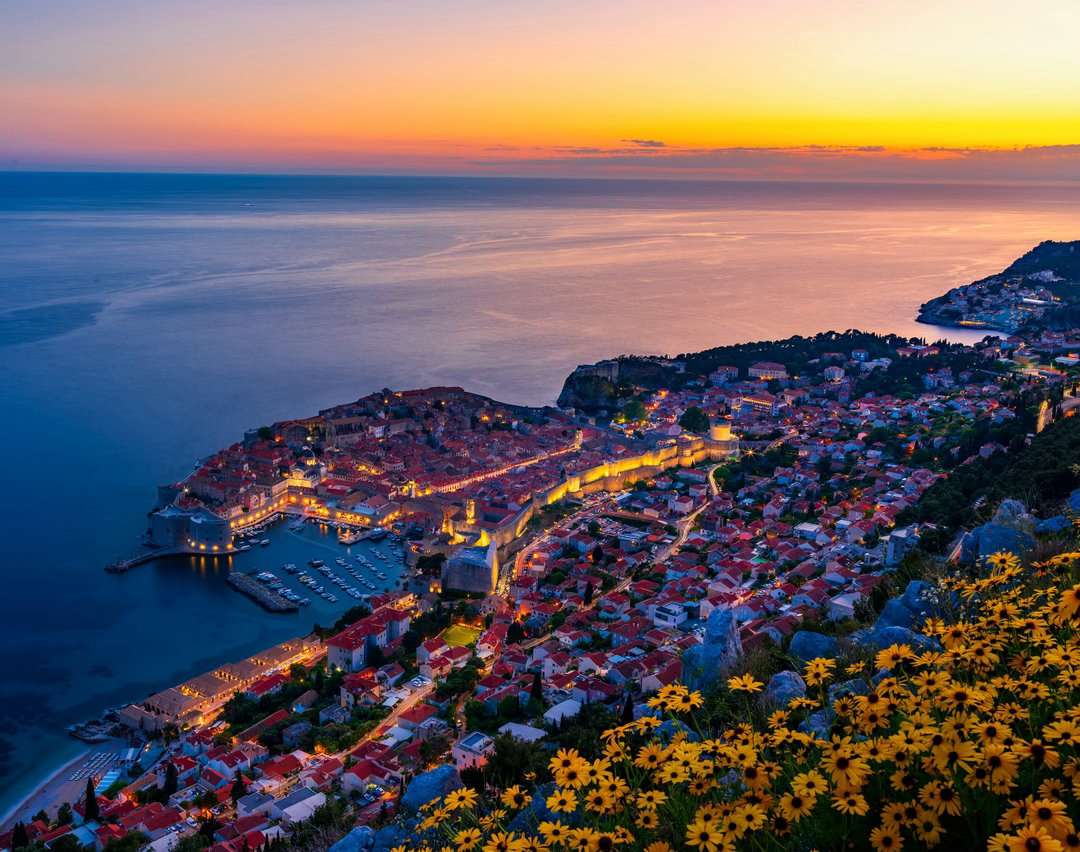 杜布罗夫尼克的落日蓝调。当亚得里亚海暗下去，古城灯火亮起，城墙、港口、海面和晚霞