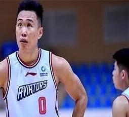 落后日本14分，全队哑火。郭士强把贺希宁拽到身边，只说了一句话。下半场开场47秒