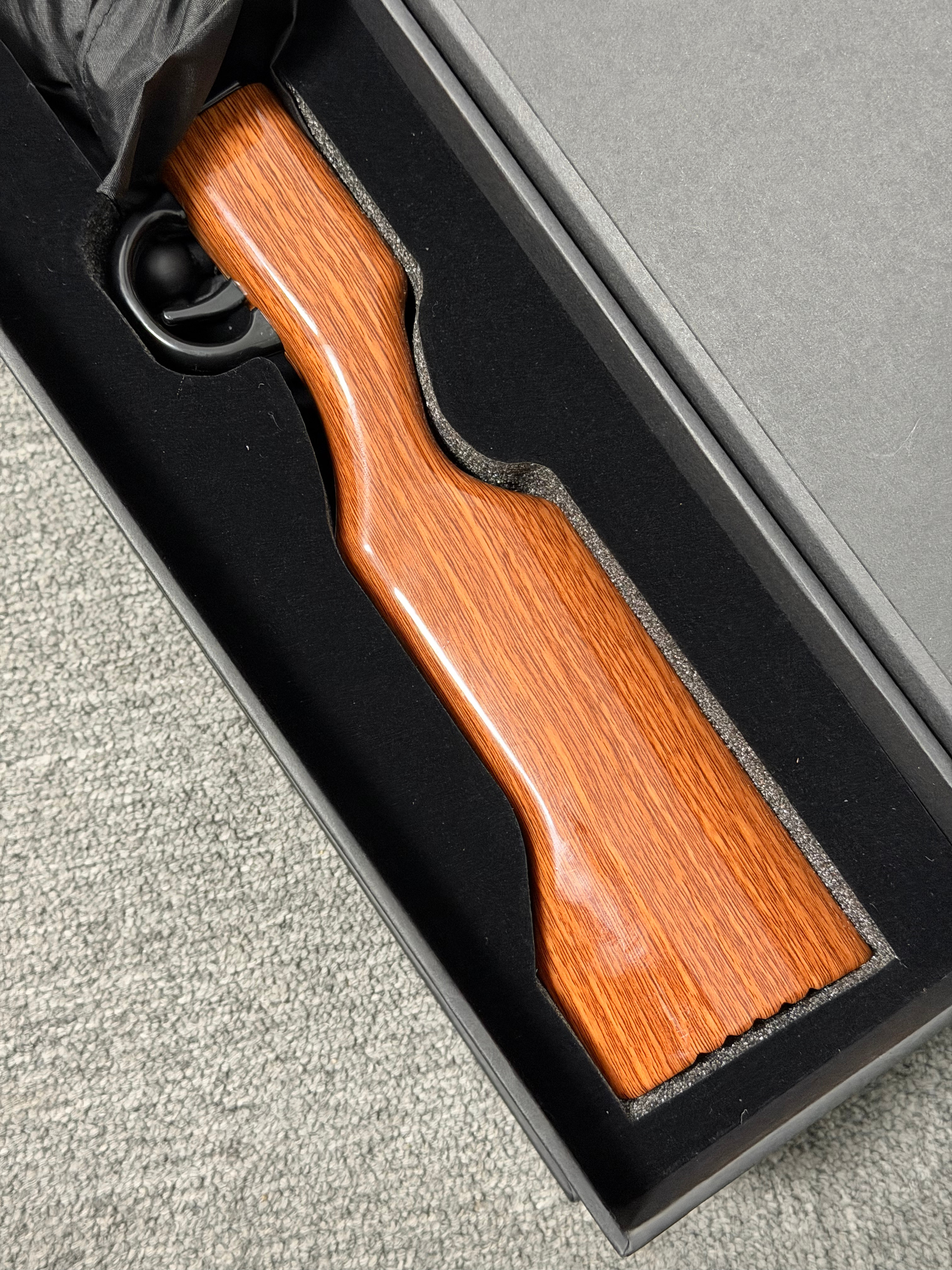 【一加 Ace 6 至尊版】的邀请函很有创意📦！它是一个「枪型手柄的雨伞」这一