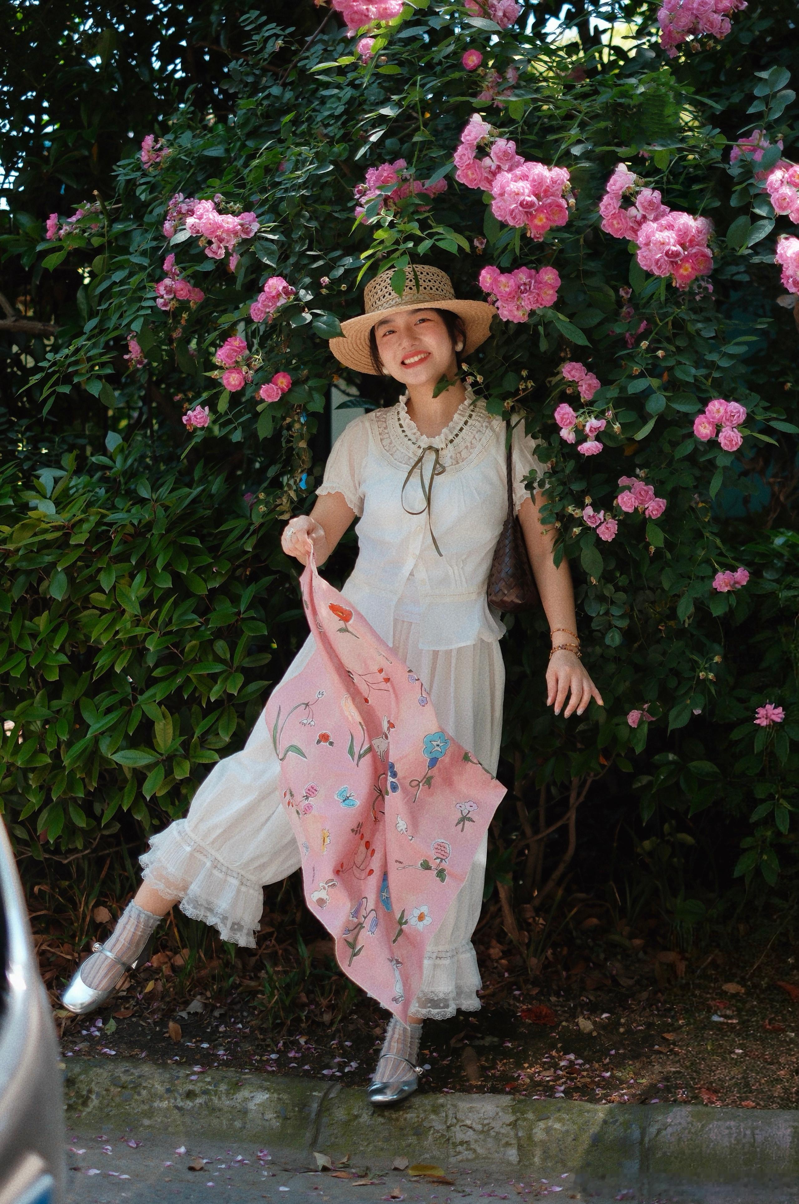 站在春天中间colorwalk今天穿什么 蔷薇花开的正好✨