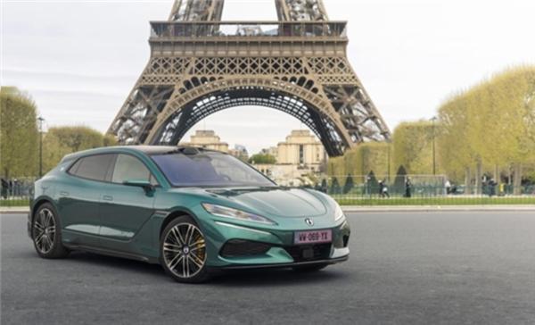 【疯狂得像不要钱！比亚迪在澳洲遭疯抢 ：一箱油成本超千元】据报道，受中东冲突影响