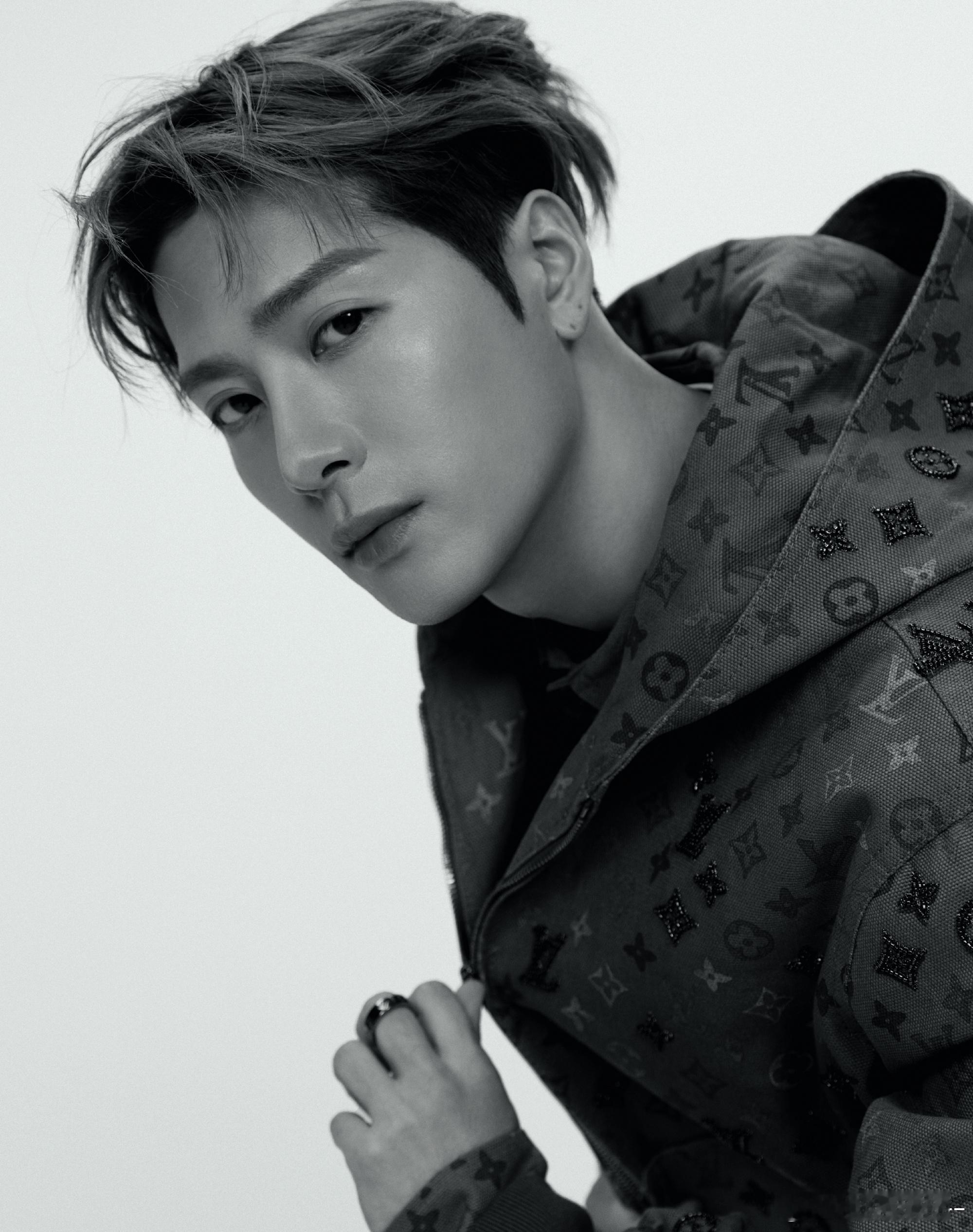 王嘉尔加盟湖南卫视芒果TV跨年演唱会 芒果跨年这波太会了！王嘉尔的电影级舞台+极