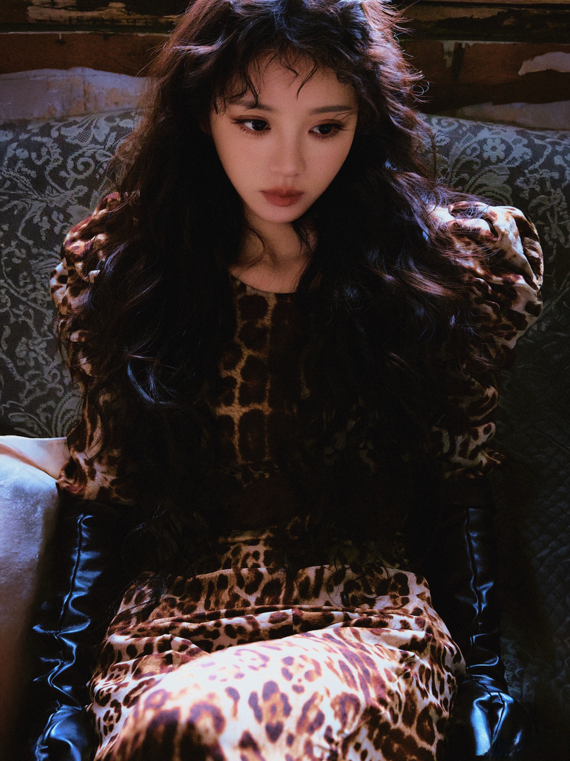 田曦薇｜2025爱奇艺尖叫之夜田曦薇身着 Ronald van der Kemp