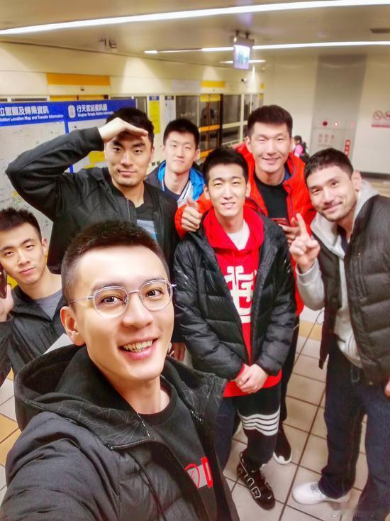 杨鸣逆天的颜值再次引来网友“舔屏”。一位网友挑出其中一张评论道：“这一张是真的帅