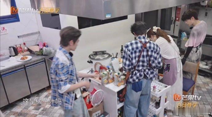 丁禹兮[超话]丁禹兮多少带着社会责任感在身上 中餐厅中餐厅名场面   有丁禹兮在