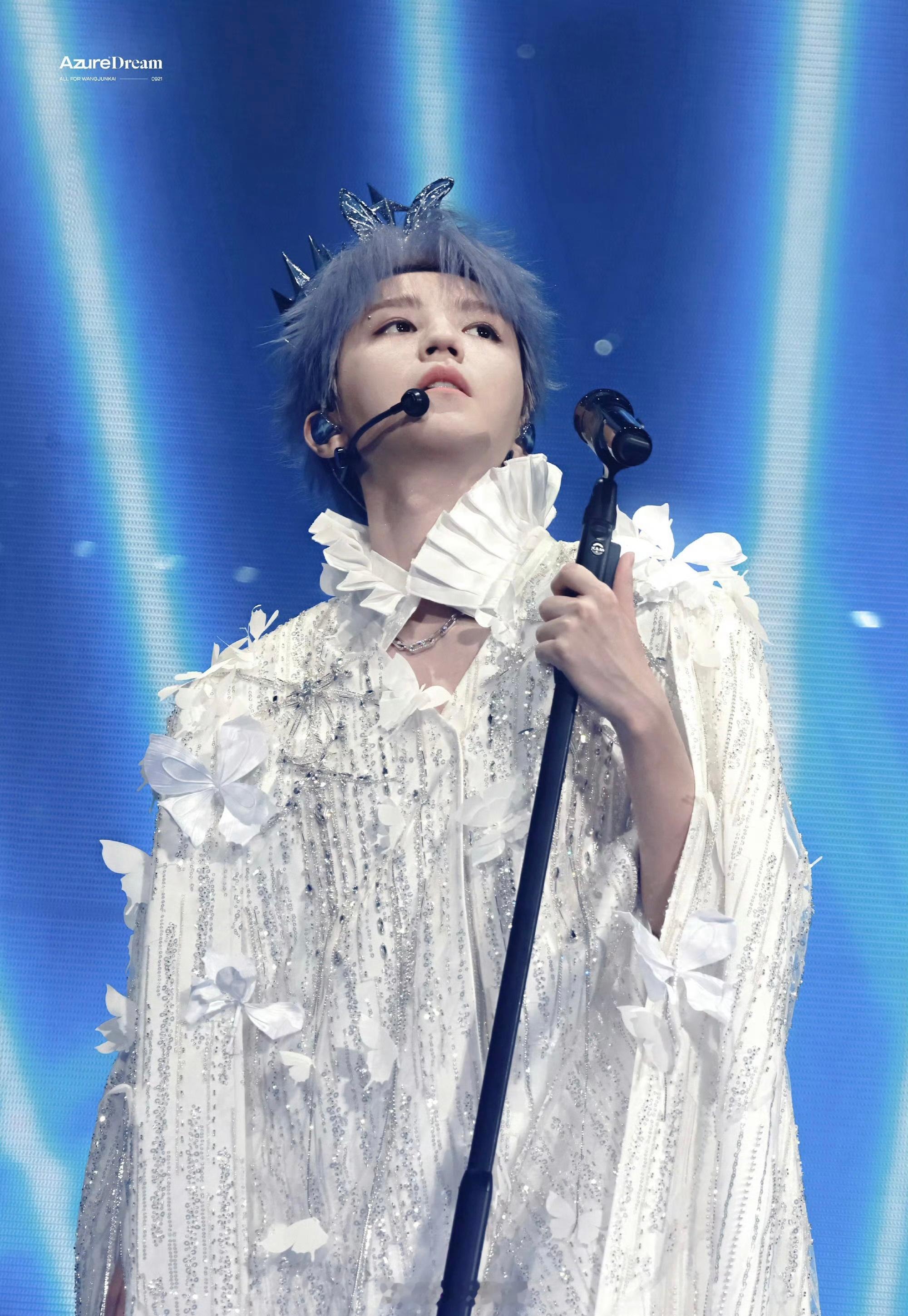 王俊凯演唱会出神图，那可真是轻轻松松啊🥹王俊凯贴了眉钉 ​​​