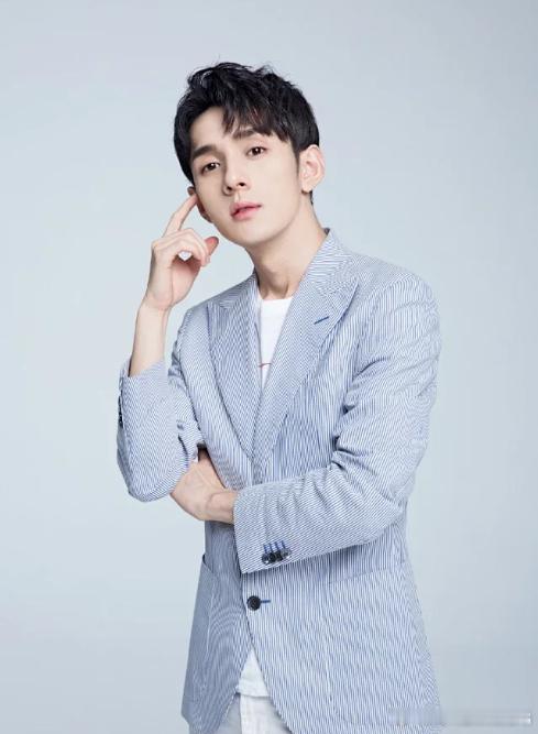 李佳琦有钱后，面相都变了！刚刷微博，看到李佳奇说他胖了35斤，现在140斤，以前