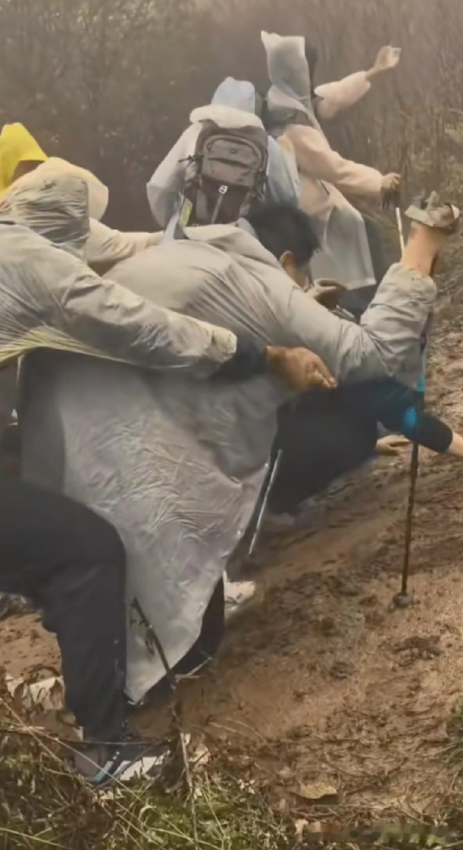 知道的这是旅游了，不知道的还以为是逃难了[笑哭]过节了，在家躺着不好吗？非要跑出