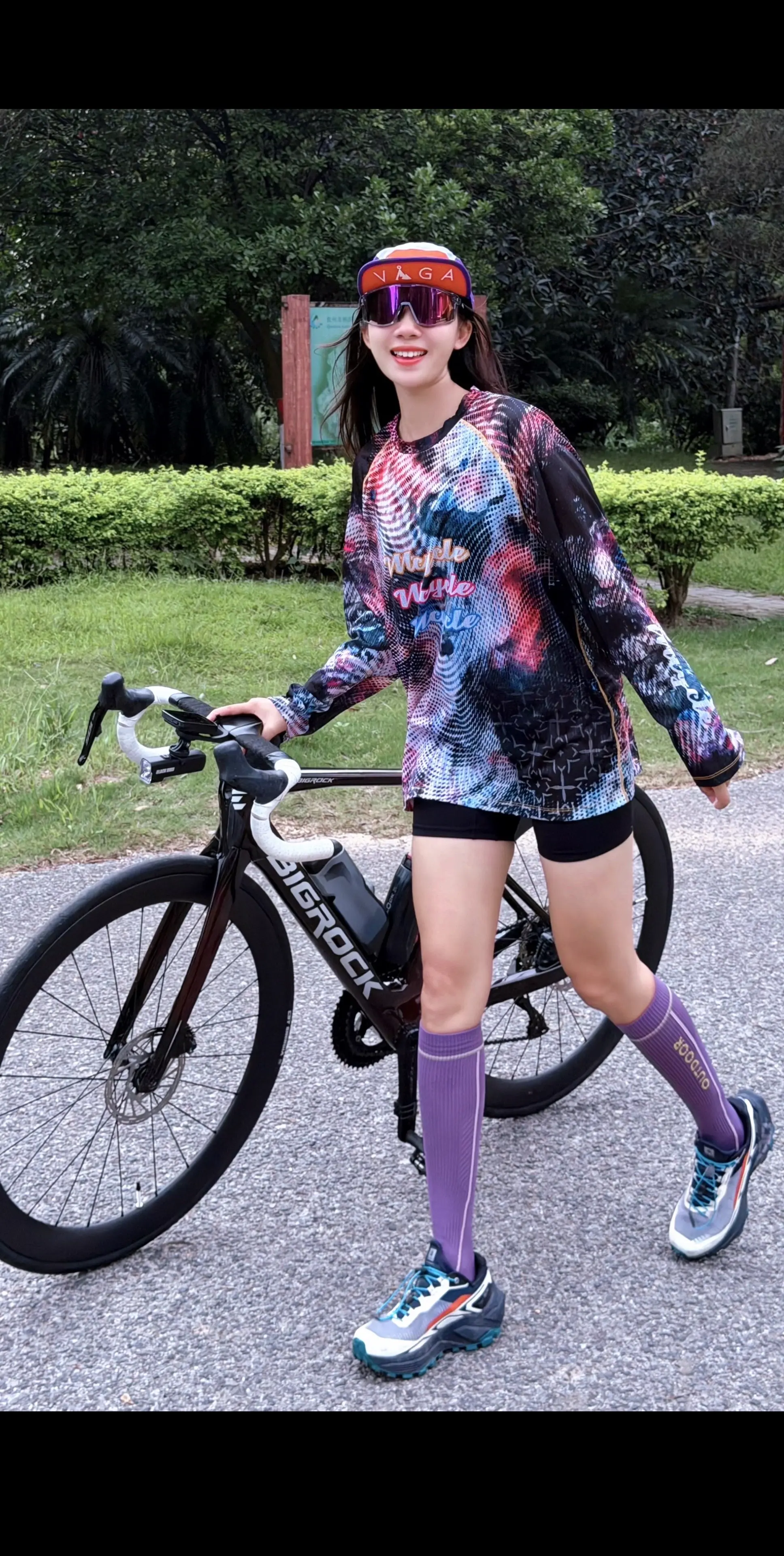 一定要高跟鞋吗，运动鞋不行吗