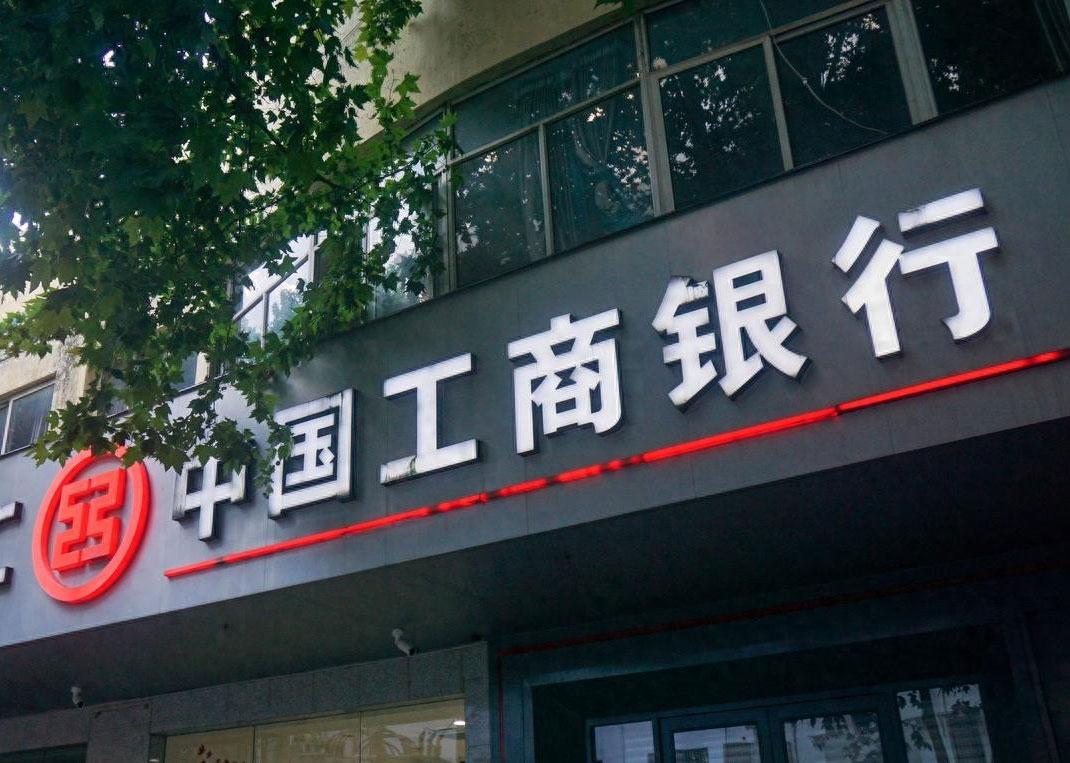 手握20万以上存款的家庭注意了：未来两年，这四条“避坑指南”能帮你保住真金白银