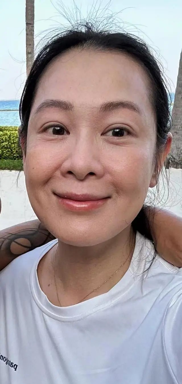 刘若英国外度假，素颜皮肤松弛，小10岁老公罕见露面！ ​​​