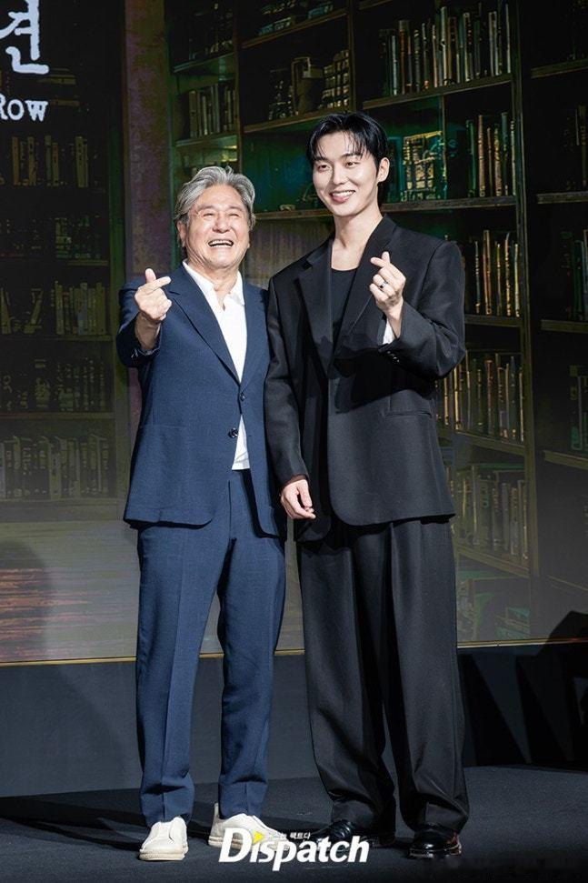 24日，Netflix《末行手记》举行制作发表会，主演崔岷植崔显旭出席。 