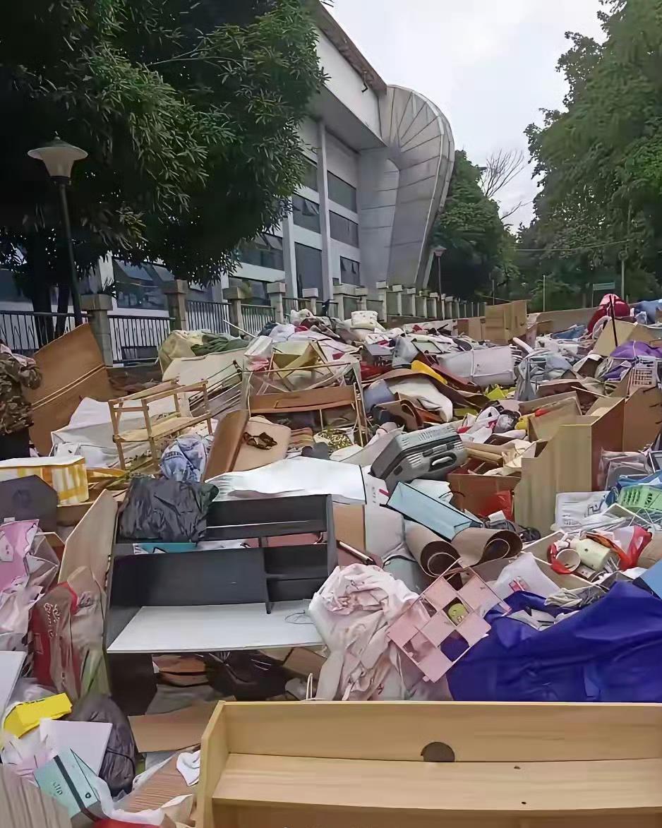 毕业季的校园，像被洗劫过一样。

垃圾桶上堆着还没拆封的被子、半新的拖鞋，还有一