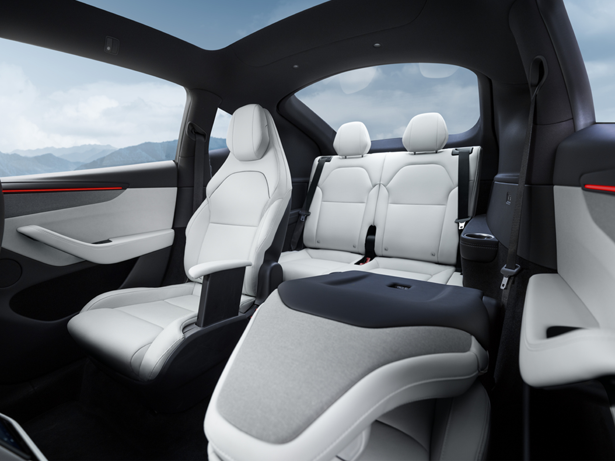 特斯拉Model Y L推出浅灰色高级内饰～ ​​​