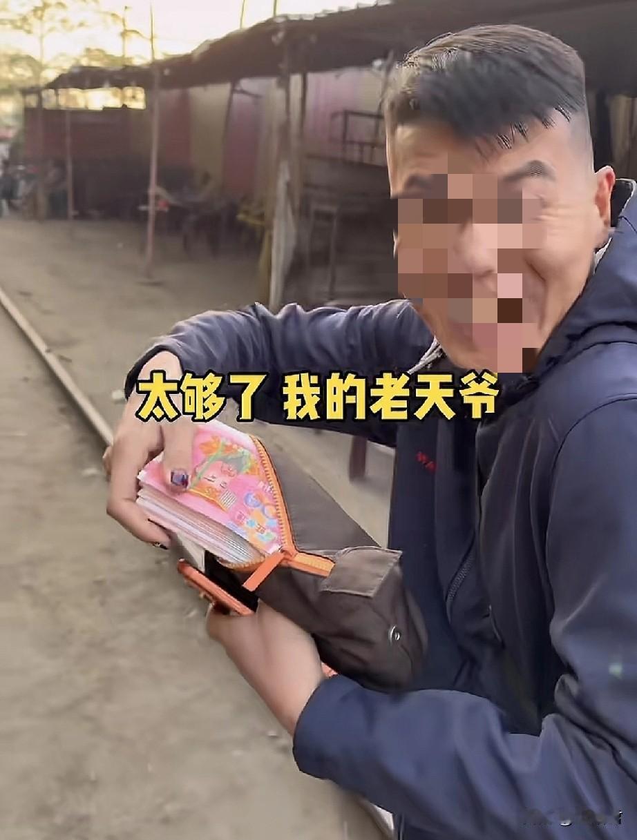 一旅游博主在国外给小孩发纸钱
最近刷到一位博主视频在国外旅游拍摄自媒体，经常在外