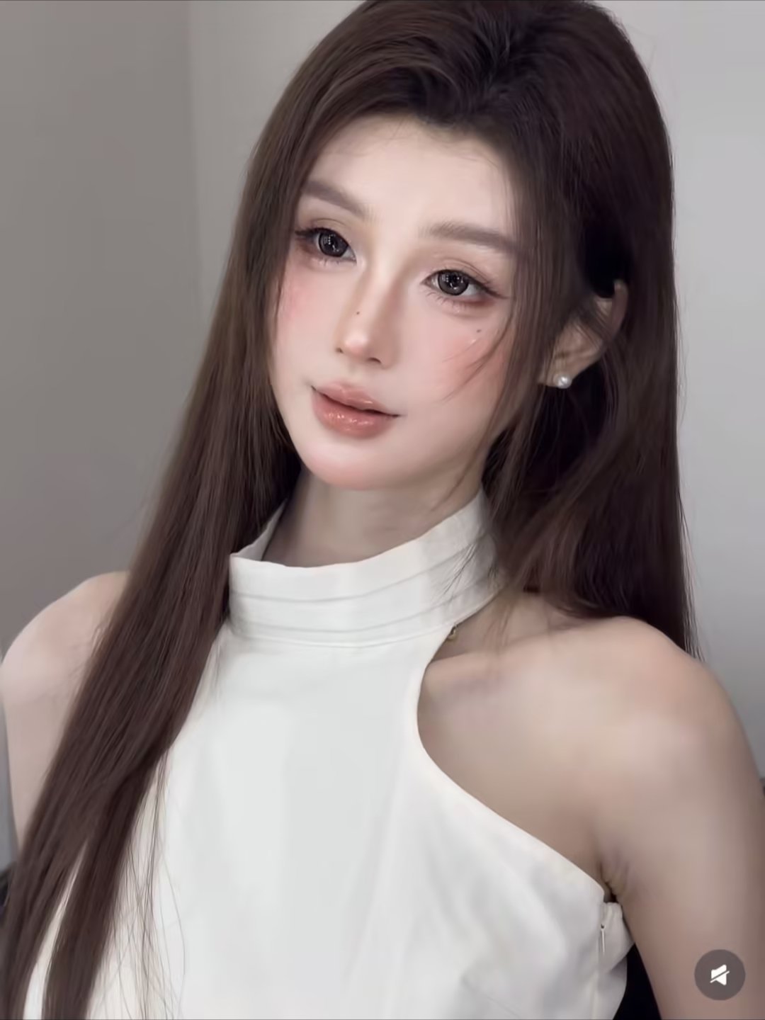 温柔长发少女，整体妆容清透自然，底妆轻薄服帖，完美修饰肤色不均与泛红，保留原生肌