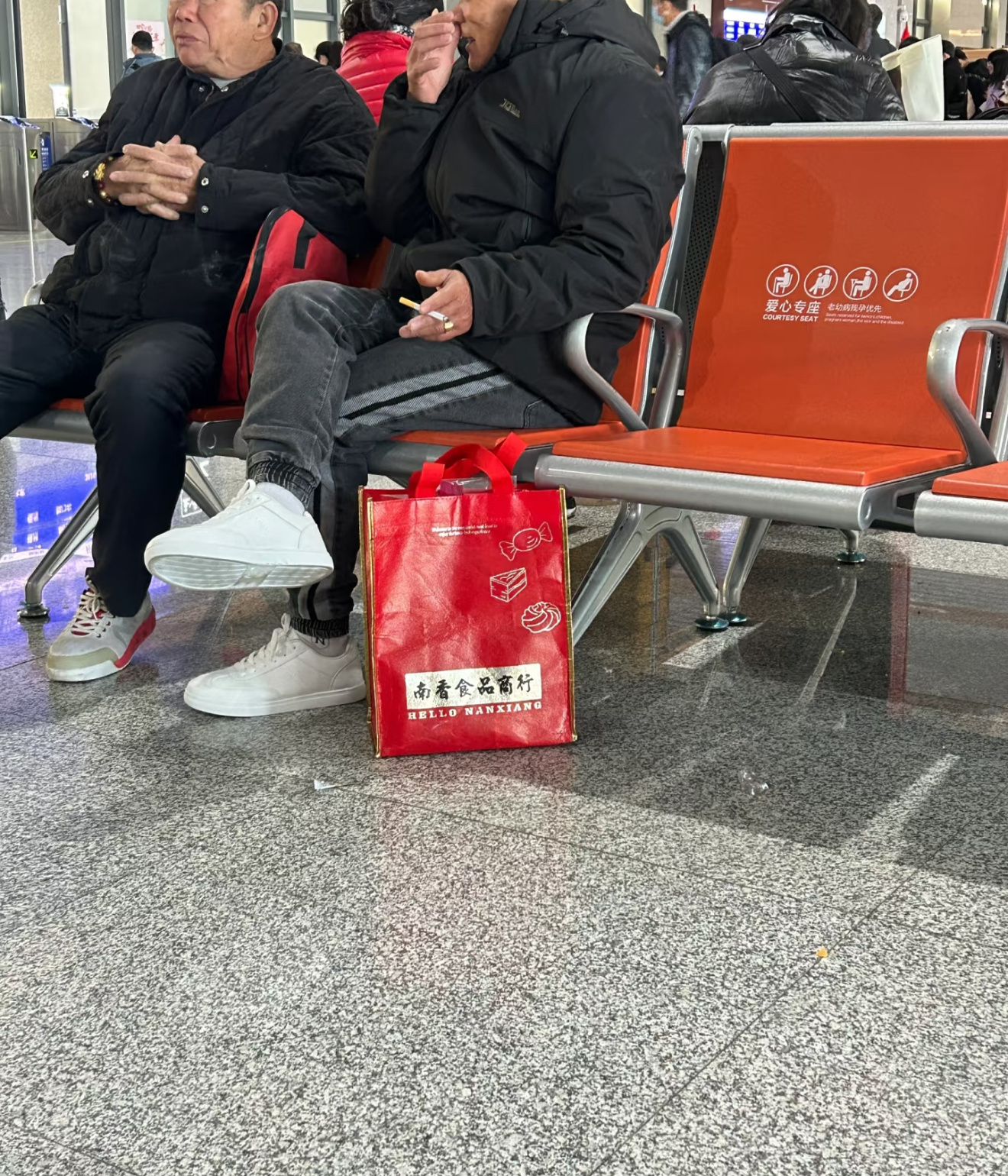哪都有在车站抽烟的…心里知道这是错的吗？ 