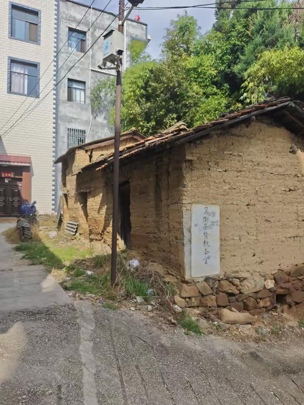 前久有事，去了一趟马街，办完事情之后，在马街那边逛了一下。遇着这么一幢老房子，是