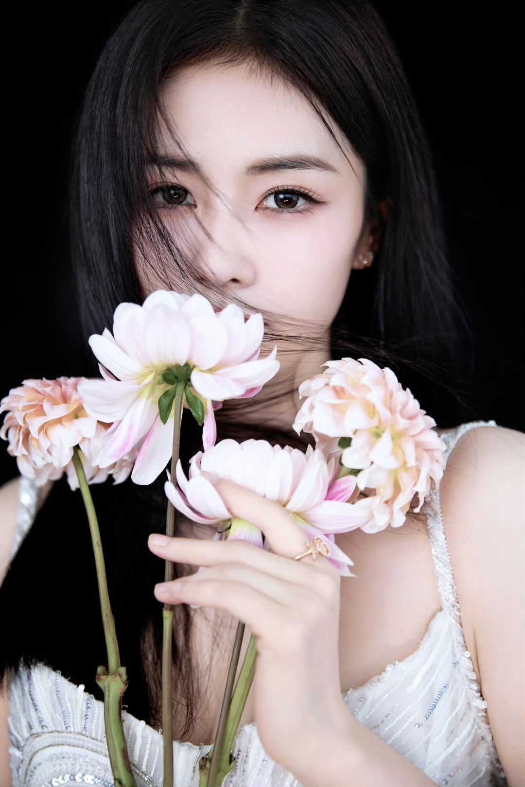 娱乐[超话] ​白鹿花影大片 白鹿奔跑吧发布会造型，以白为序，以云为裳，花影在侧