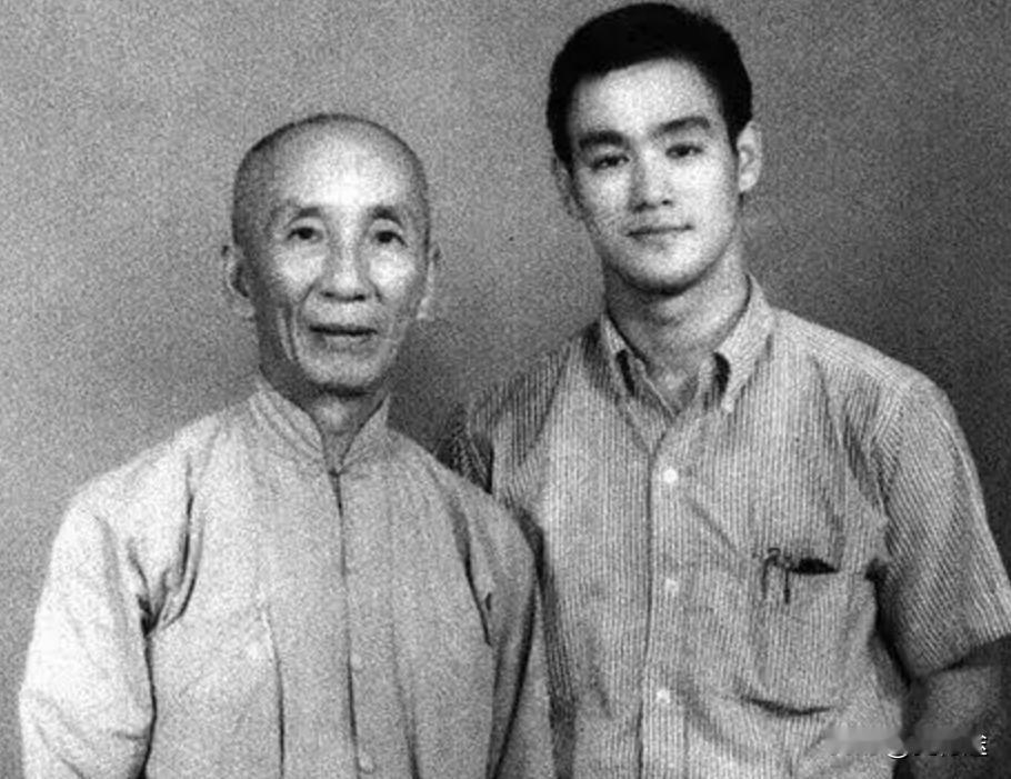 这是李小龙与师父叶问的一张合影老照片，拍摄于1958年，叶问是当时咏春拳乃至中国