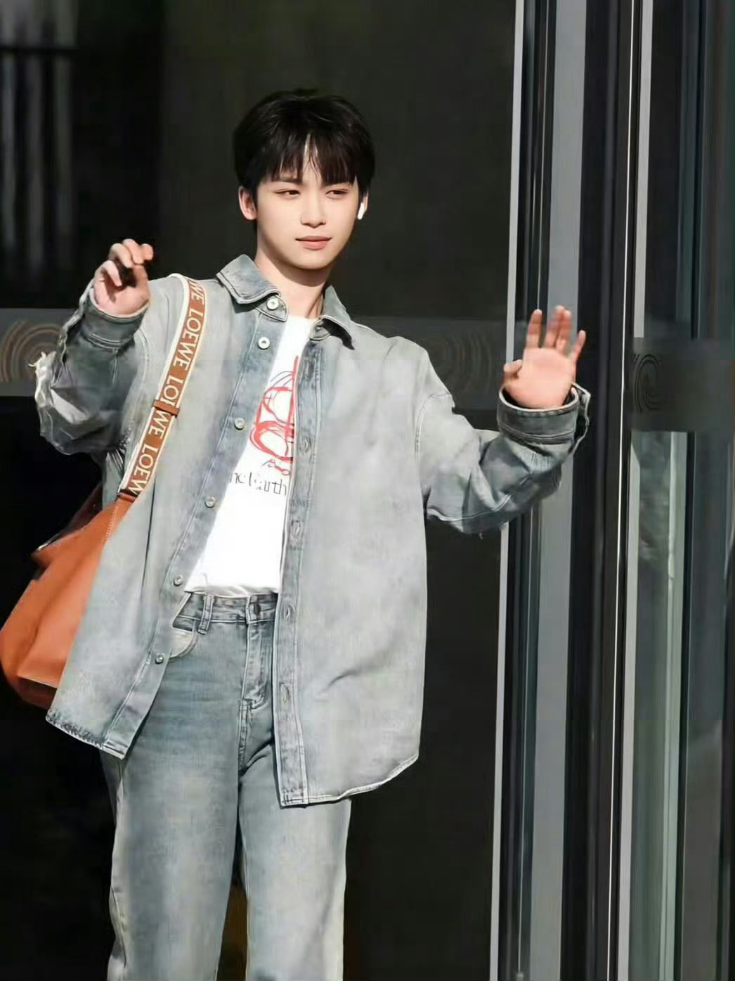 梓渝 in Loewe 清爽出街的丹宁男孩[微风][微风][微风] ​​​