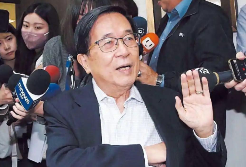 台湾青年联合会理事长何溢诚发文称，若大陆对台动武，首波火箭军与火箭炮攻击即可摧毁