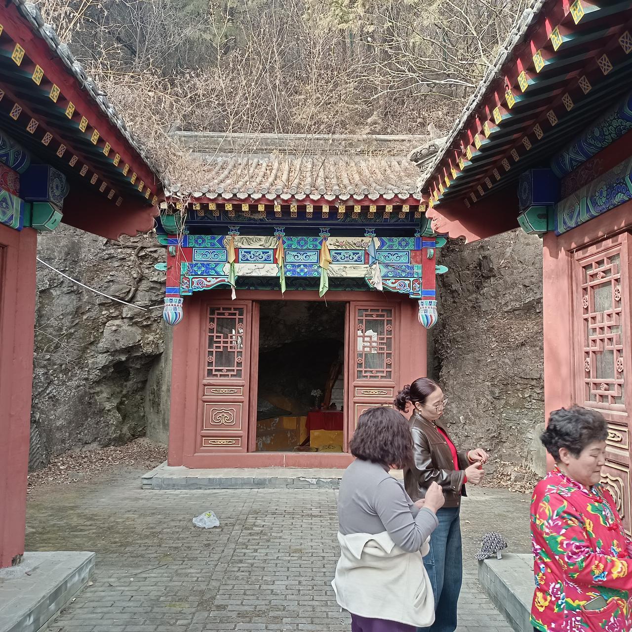 平谷金海湖东上营村茅山，有朝阳洞，大庙，双泉寺，望海观庙，文殊庙