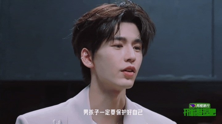 丁程鑫第一次当推探张凌赫说男孩子要保护好自己开始推理吧 张凌赫在本期案件中说出金