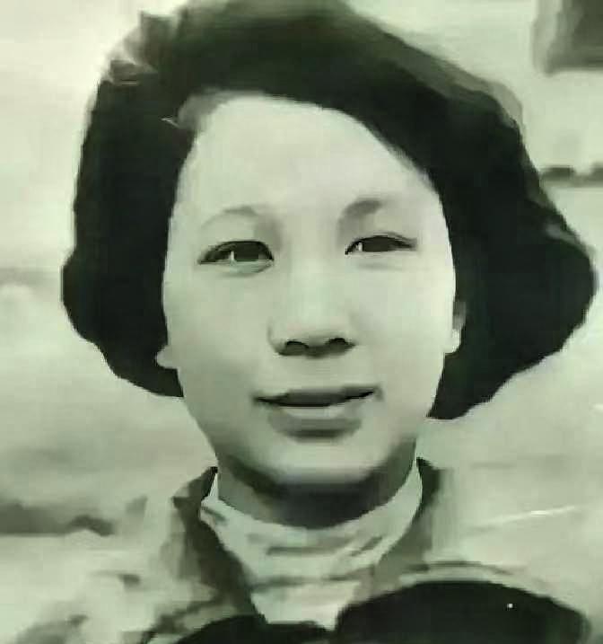 她在枪响前倒地装死，没多久特务进来补枪。甚至，用枪托捅她的腰部。而她，紧张的不敢