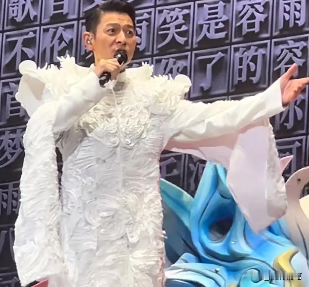 天王刘德华不惧压力，11月1日晚上在台北的演唱会高唱一首《中国人》，气势磅礴，舞
