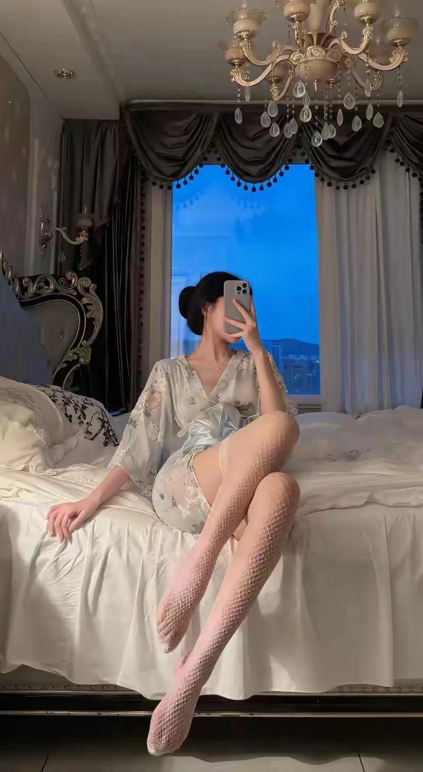 镜中人影，夜色如墨。