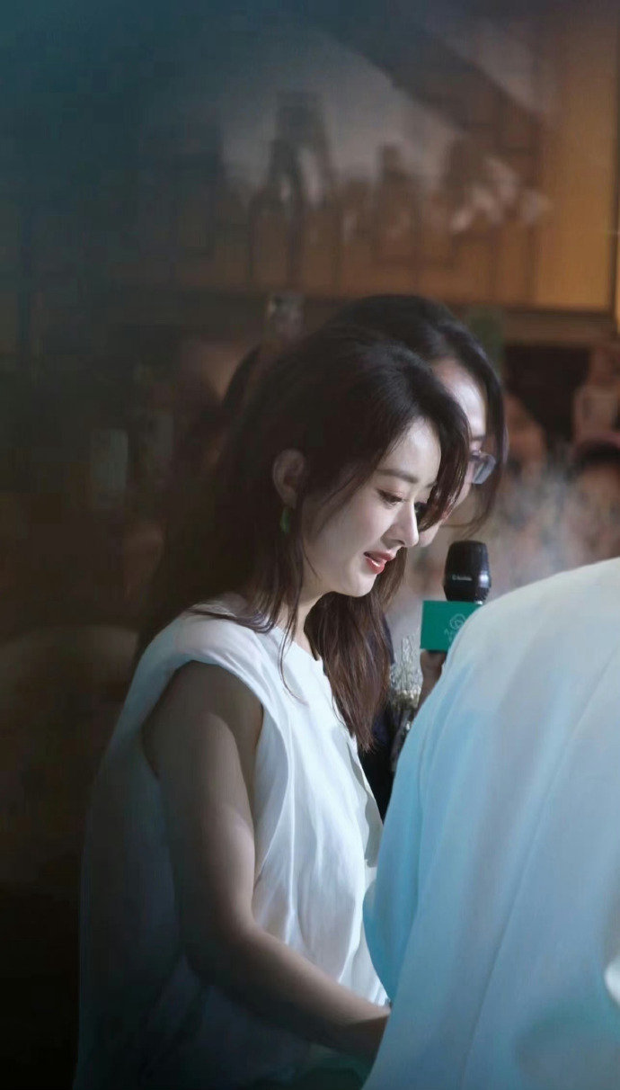 品牌霸霸今年也不要放过这个赵丽颖啊 