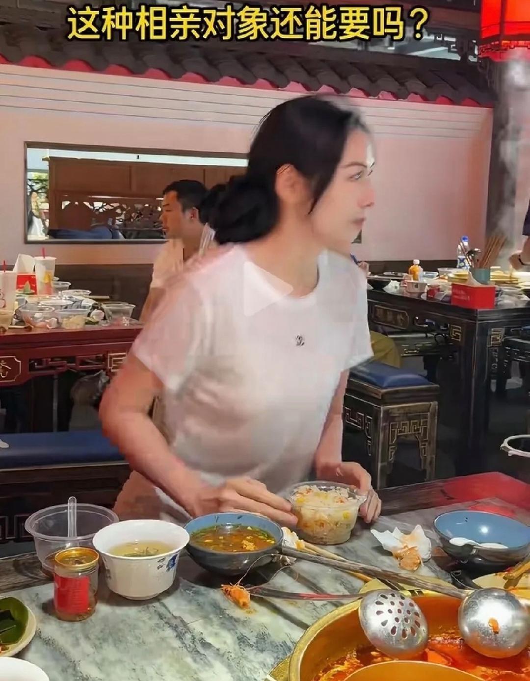 第一次跟相亲的姑娘约在火锅店吃饭，我本来还有点紧张，生怕两个人无话可说，气氛尴尬