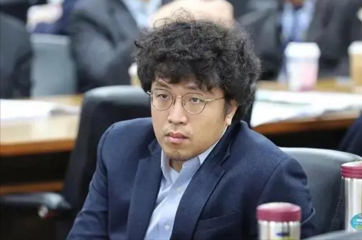 潜伏在中国的反华家族，靠大陆收入上亿，如今终于被曝光！


一边在镜头前声嘶力竭
