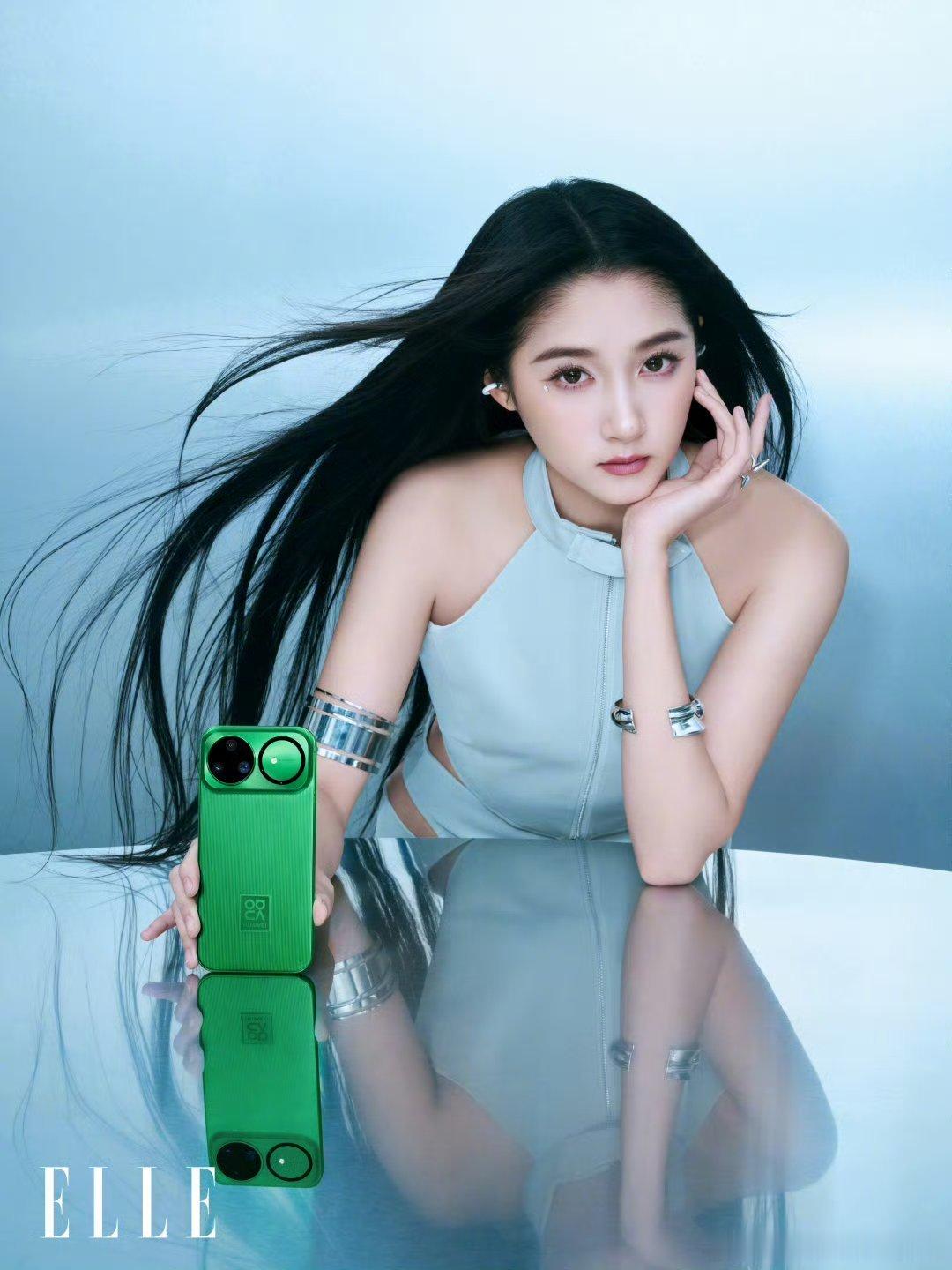 关晓彤早就爱你老己了被关晓彤的Y3K 造型美到失语！银白短裙 + 亮片妆直接拉满