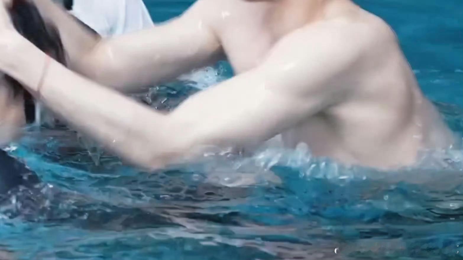 丁程鑫裸半身游泳，这真是我们可以随便看的么？丁程鑫这种大方又宠粉的互动谁能不心动