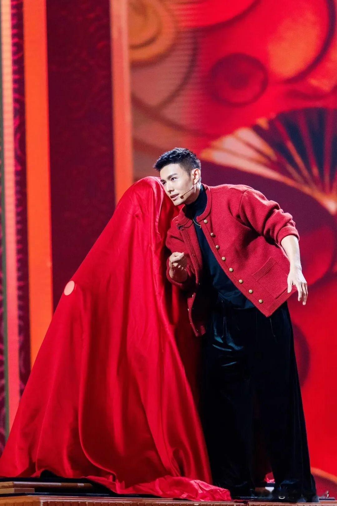 比小品好笑被邓男子的格局打动了！面对《惊喜定格》被揭秘，他大方表示“被记住就是好