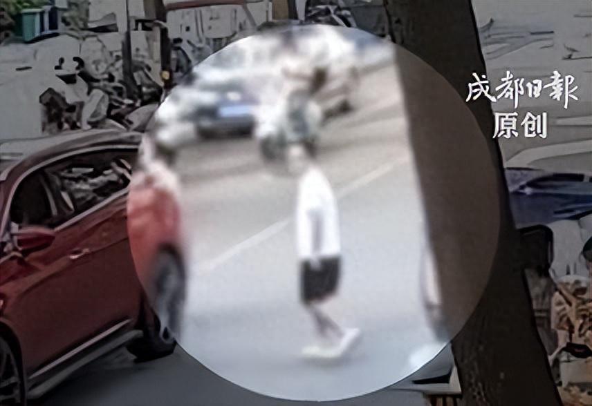 四川成都街头，一名辅警正在严查违停车辆。一名男子路过看见，想到自己曾被罚款的旧怨