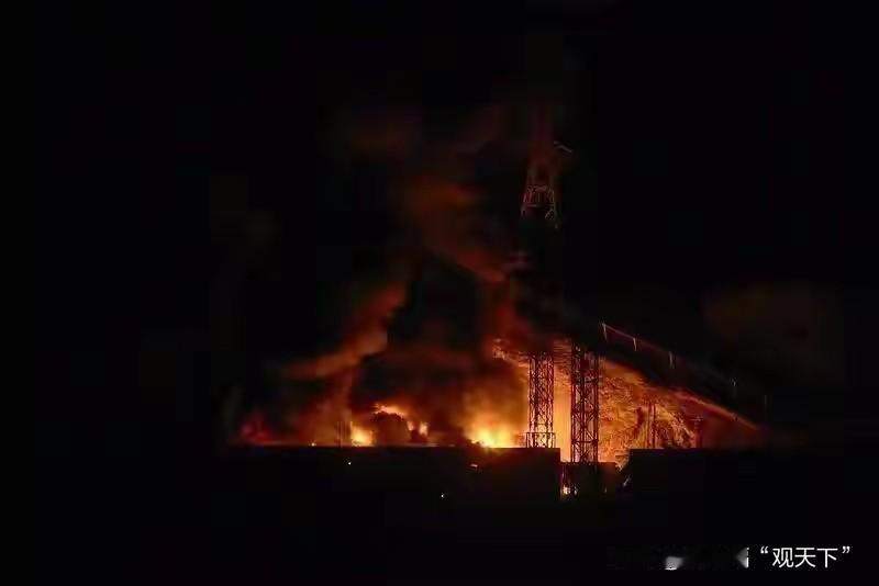 2026年1月3日凌晨2点，加拉加斯的夜空被导弹炸亮，美国特种兵架着CH-47“