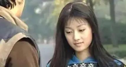 是谁总是吐槽她缺乏女人味的？

来看看她年轻时候的样子就知道了！曾经也是长发飘飘