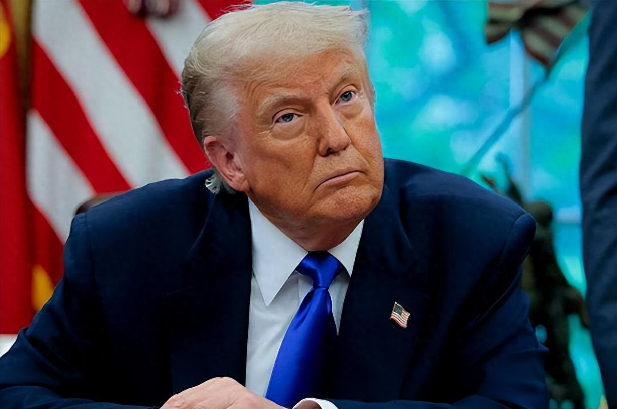 特朗普一下子把白宫里面的“反华工作人员”给一窝端了，直接裁员，而且勒令他们半小时